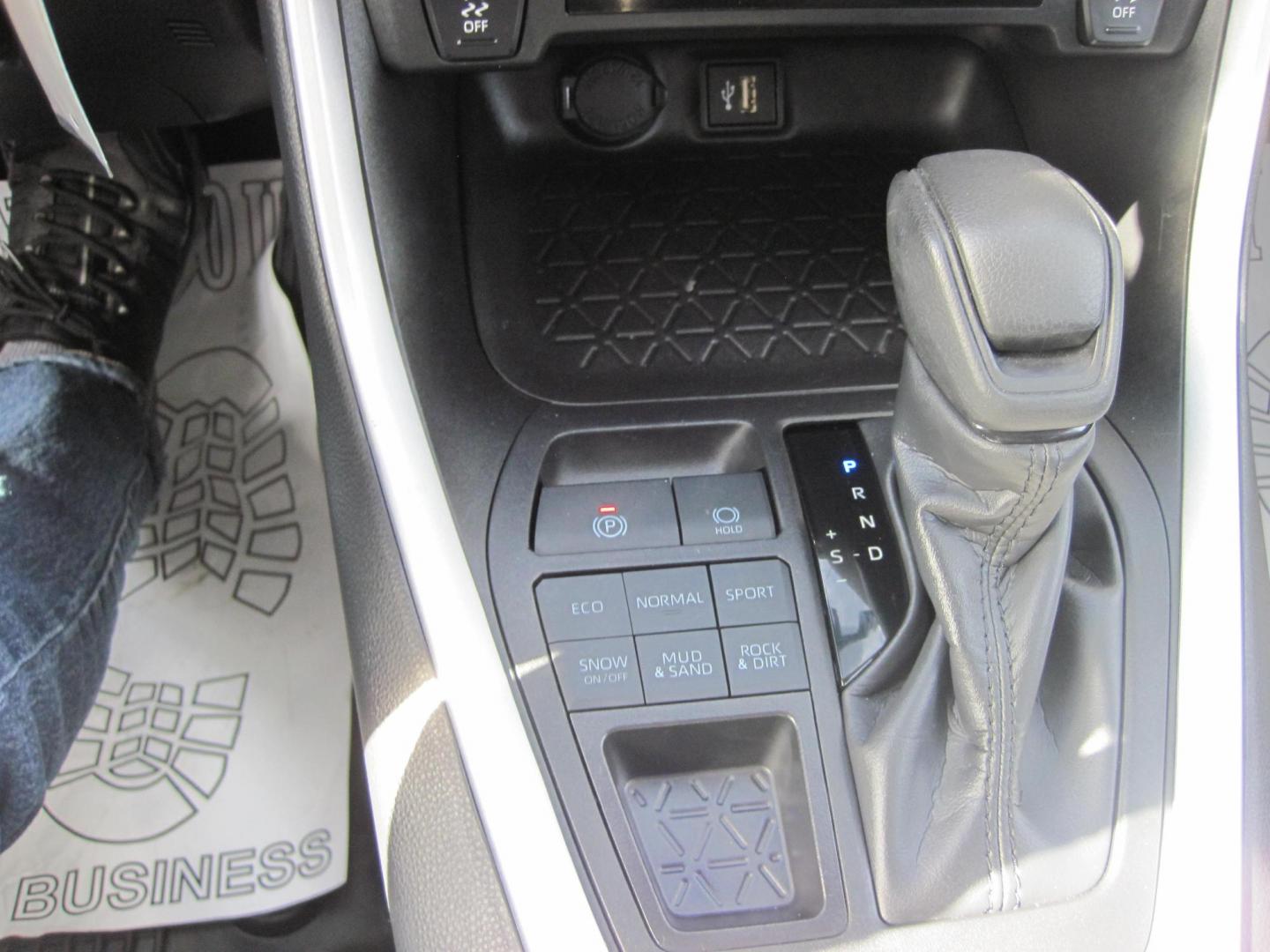 2024 white /gray Toyota RAV4 LE AWD (2T3G1RFV6RC) with an 2.5L L4 DOHC 16V engine, 8A transmission, located at 9530 Old Seward Highway, Anchorage, AK, 99515, (907) 349-3343, 61.134140, -149.865570 - Low Miles on this 2024 Toyota Rav4 come take a test drive. - Photo#18