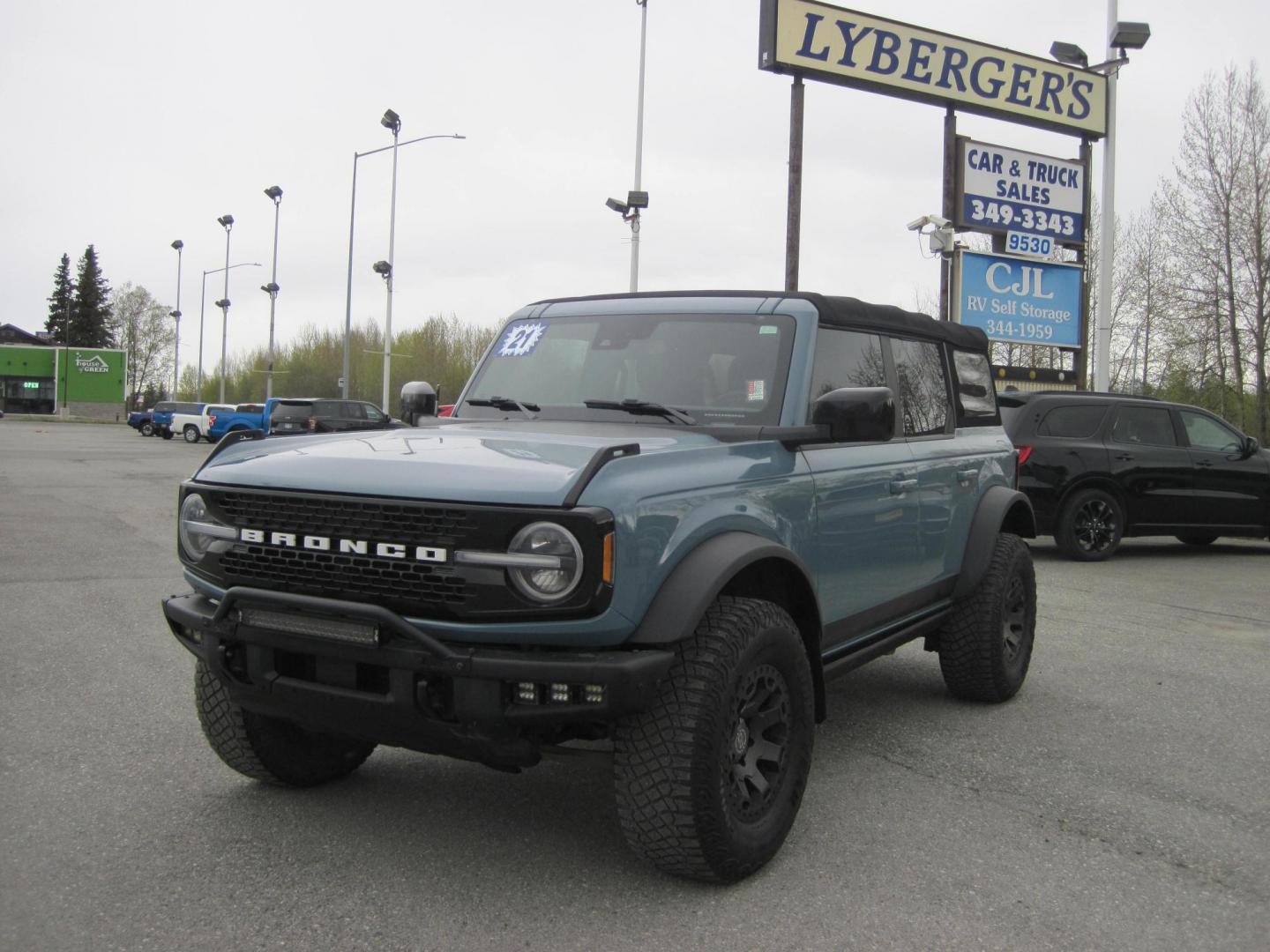 2021 blue /black Ford Bronco Advanced 4-Door (1FMEE5DP1ML) with an 2.7L V6 DOHC 24V engine, 7M transmission, located at 9530 Old Seward Highway, Anchorage, AK, 99515, (907) 349-3343, 61.134140, -149.865570 - Low Miles on this 2021 Ford Bronco Wildtrak package come take a test drive. - Photo#1