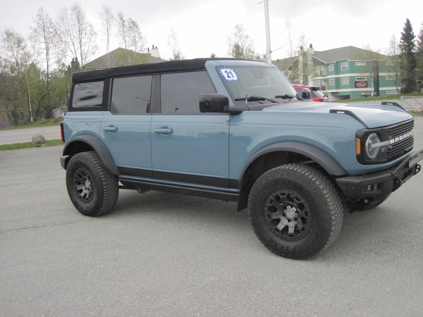 2021 blue /black Ford Bronco Advanced 4-Door (1FMEE5DP1ML) with an 2.7L V6 DOHC 24V engine, 7M transmission, located at 9530 Old Seward Highway, Anchorage, AK, 99515, (907) 349-3343, 61.134140, -149.865570 - Low Miles on this 2021 Ford Bronco Wildtrak package come take a test drive. - Photo#3