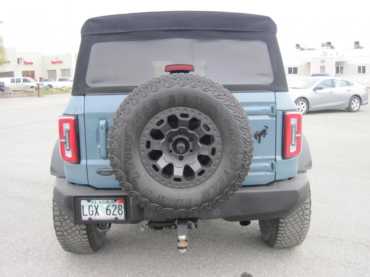 2021 blue /black Ford Bronco Advanced 4-Door (1FMEE5DP1ML) with an 2.7L V6 DOHC 24V engine, 7M transmission, located at 9530 Old Seward Highway, Anchorage, AK, 99515, (907) 349-3343, 61.134140, -149.865570 - Low Miles on this 2021 Ford Bronco Wildtrak package come take a test drive. - Photo#4