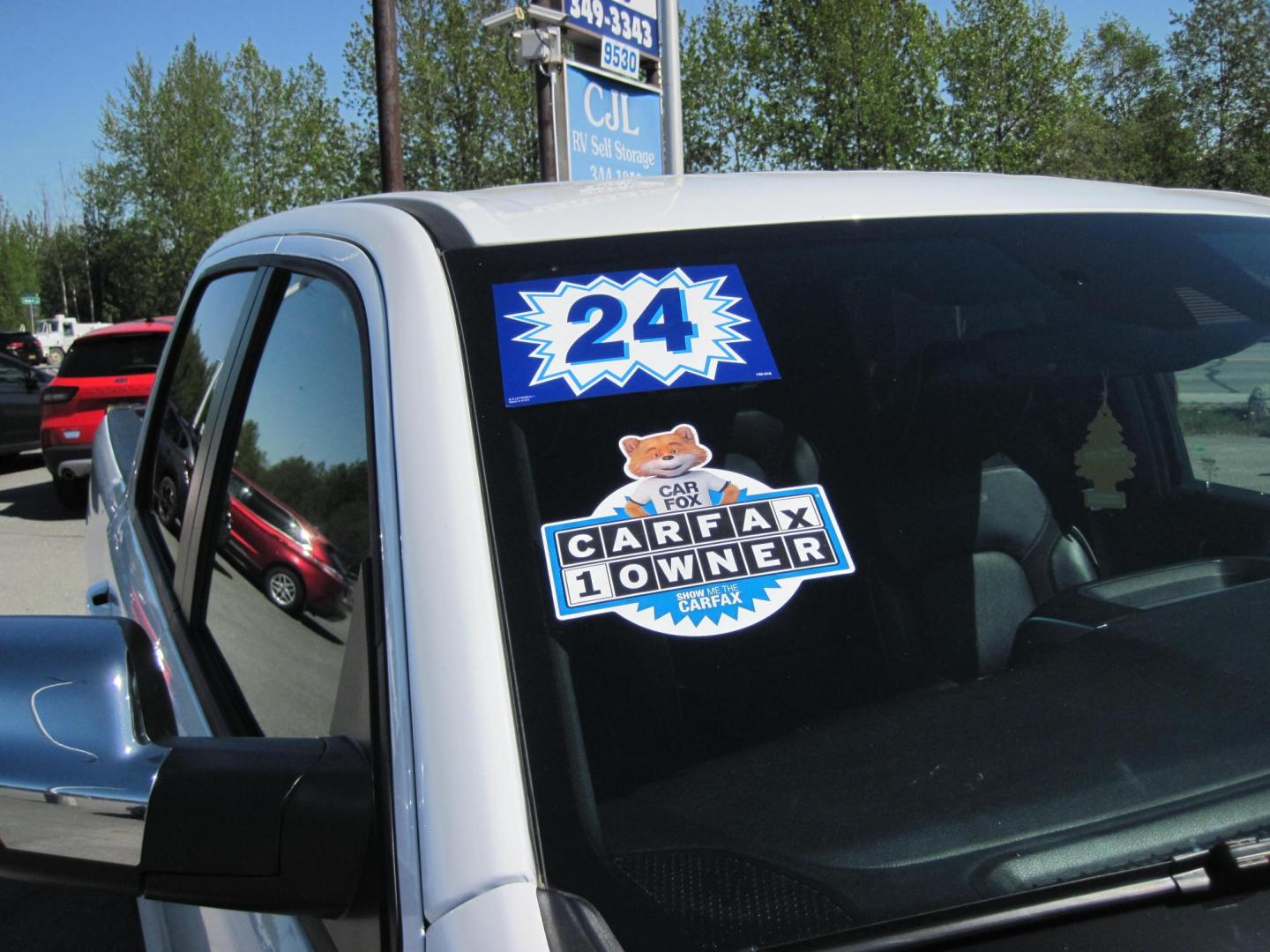 2024 white /black RAM 1500 Laramie Crew Cab SWB 4WD (1C6SRFJT5RN) with an 5.7L V8 OHV 16V engine, 8A transmission, located at 9530 Old Seward Highway, Anchorage, AK, 99515, (907) 349-3343, 61.134140, -149.865570 - Nice 2024 Ram 1500 Laramie 4x4 come take a test drive - Photo#3