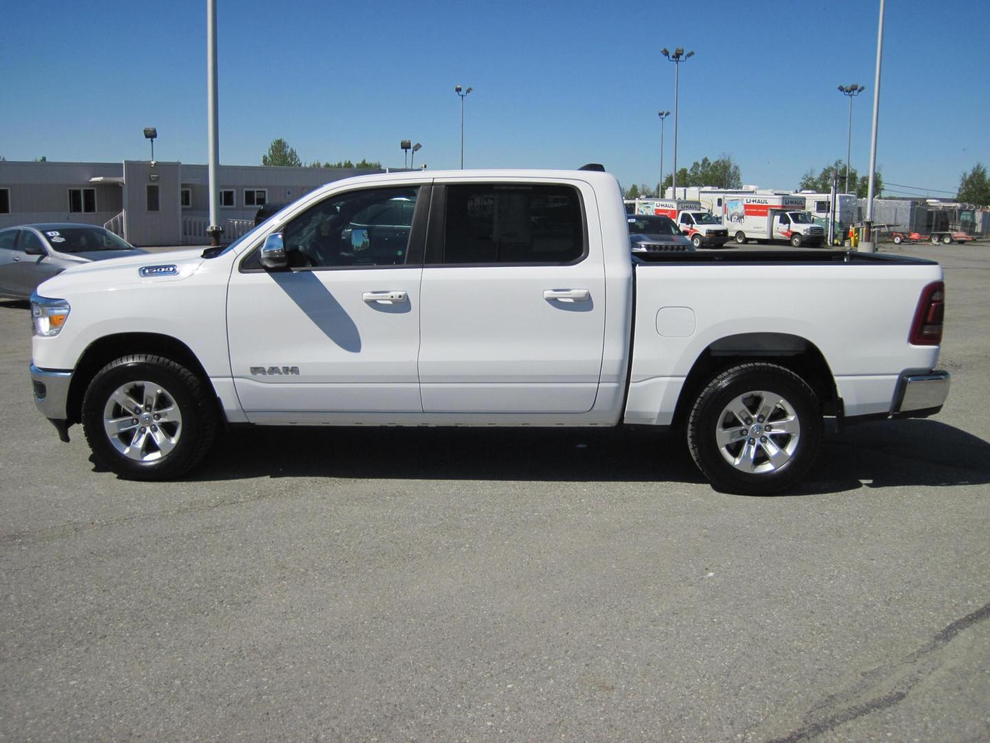 2024 white /black RAM 1500 Laramie Crew Cab SWB 4WD (1C6SRFJT5RN) with an 5.7L V8 OHV 16V engine, 8A transmission, located at 9530 Old Seward Highway, Anchorage, AK, 99515, (907) 349-3343, 61.134140, -149.865570 - Nice 2024 Ram 1500 Laramie 4x4 come take a test drive - Photo#7