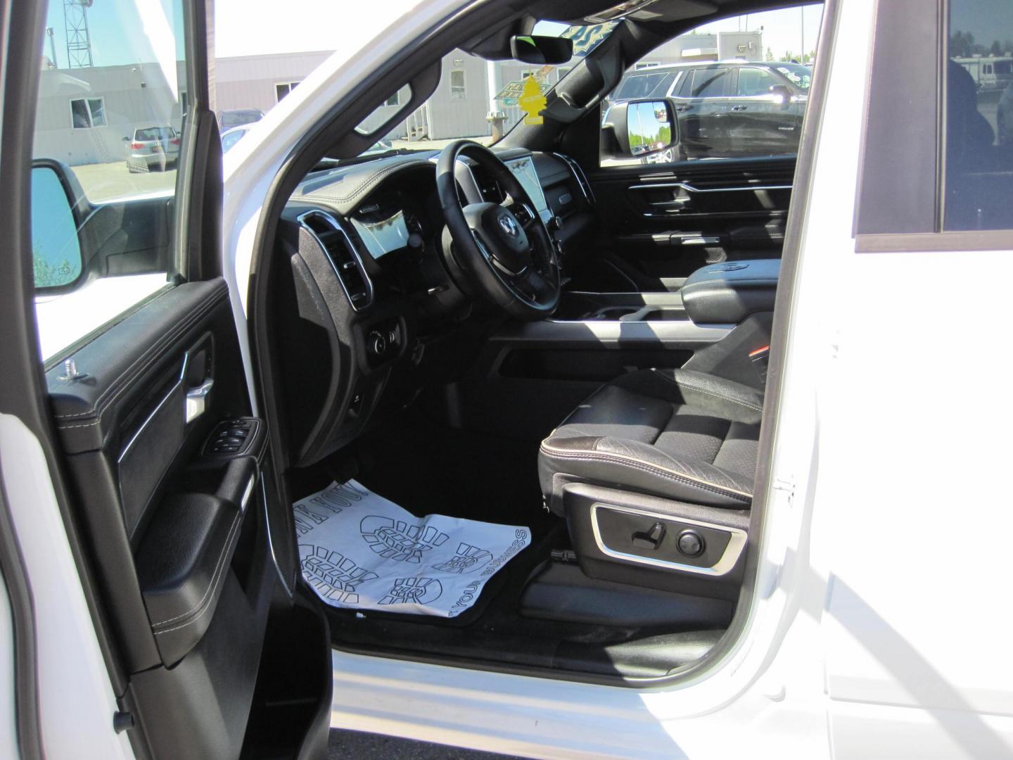 2024 white /black RAM 1500 Laramie Crew Cab SWB 4WD (1C6SRFJT5RN) with an 5.7L V8 OHV 16V engine, 8A transmission, located at 9530 Old Seward Highway, Anchorage, AK, 99515, (907) 349-3343, 61.134140, -149.865570 - Nice 2024 Ram 1500 Laramie 4x4 come take a test drive - Photo#14