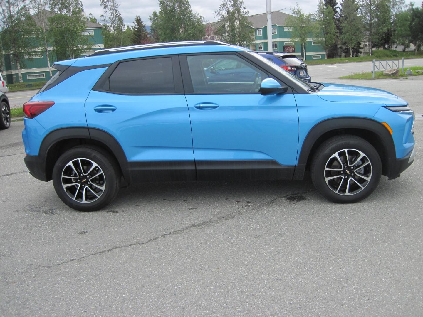 2025 blue /black Chevrolet Trailblazer LT AWD (KL79MRSL2SB) with an 1.3L L3 DOHC 12V engine, AUTOMATIC transmission, located at 9530 Old Seward Highway, Anchorage, AK, 99515, (907) 349-3343, 61.134140, -149.865570 - Nice 2025 Chevrolet Trailblazer, come take a test drive- Photo#4