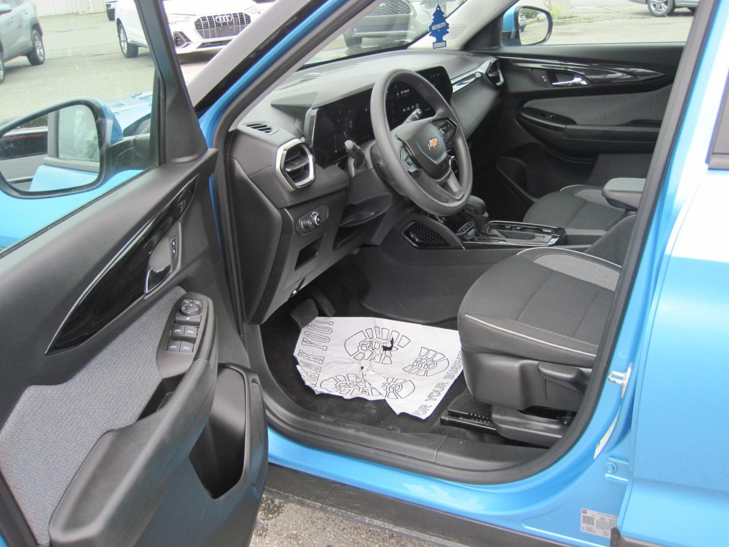 2025 blue /black Chevrolet Trailblazer LT AWD (KL79MRSL2SB) with an 1.3L L3 DOHC 12V engine, AUTOMATIC transmission, located at 9530 Old Seward Highway, Anchorage, AK, 99515, (907) 349-3343, 61.134140, -149.865570 - Nice 2025 Chevrolet Trailblazer, come take a test drive- Photo#10
