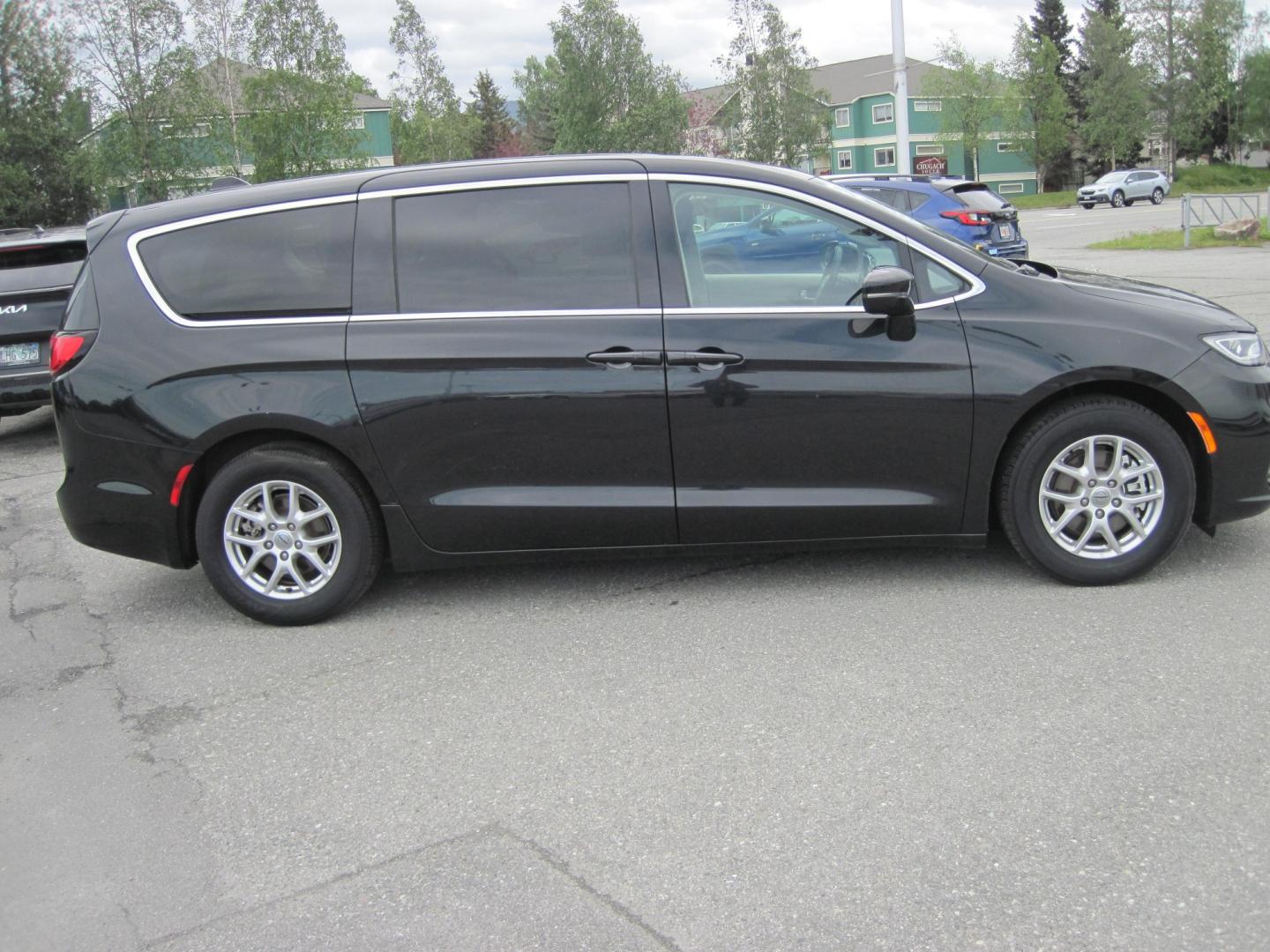 2024 black /black Chrysler Pacifica Touring L (2C4RC1BG2RR) with an 3.6L V6 DOHC 24V engine, AUTOMATIC transmission, located at 9530 Old Seward Highway, Anchorage, AK, 99515, (907) 349-3343, 61.134140, -149.865570- Photo#4
