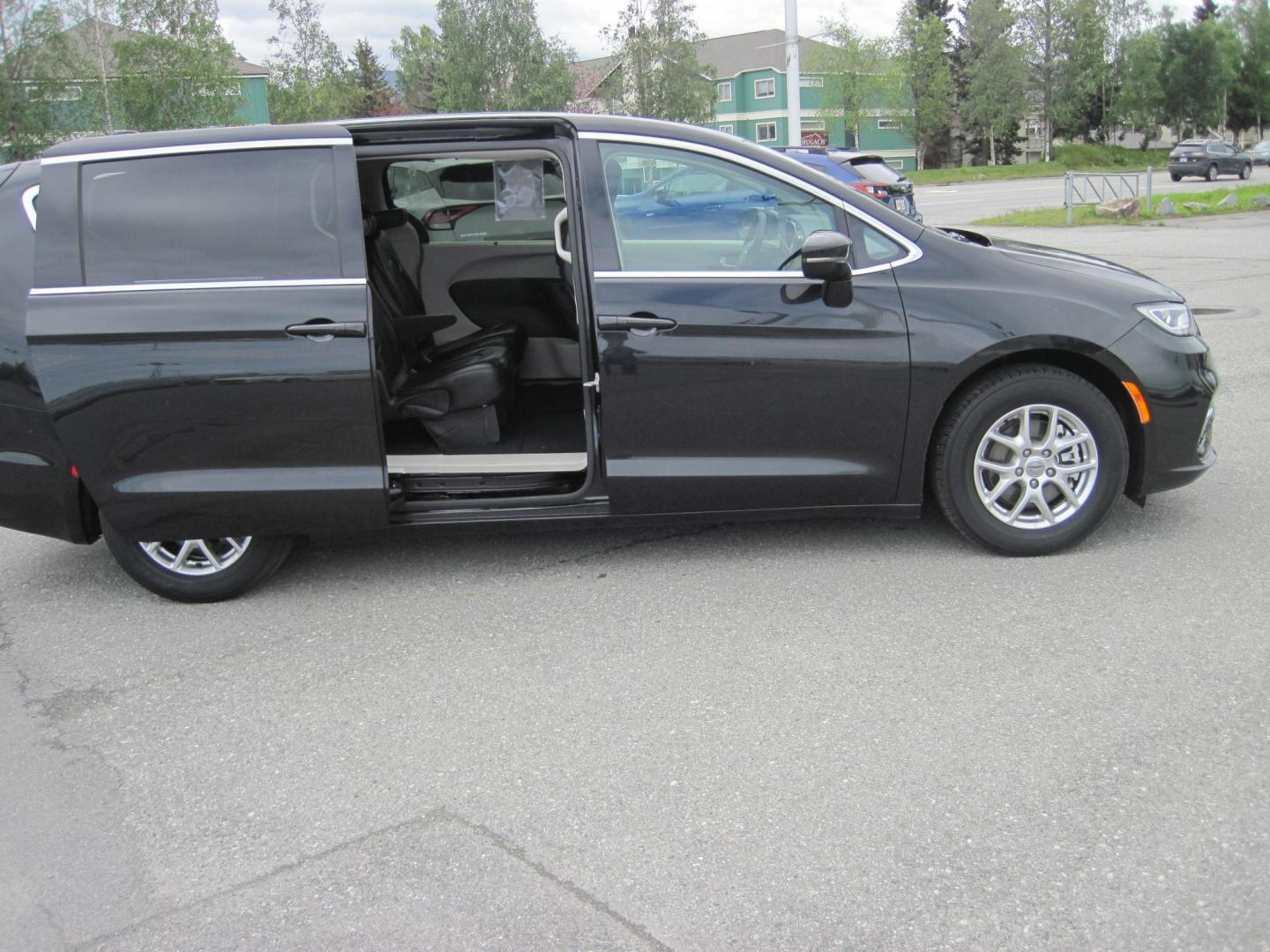 2024 black /black Chrysler Pacifica Touring L (2C4RC1BG2RR) with an 3.6L V6 DOHC 24V engine, AUTOMATIC transmission, located at 9530 Old Seward Highway, Anchorage, AK, 99515, (907) 349-3343, 61.134140, -149.865570- Photo#5