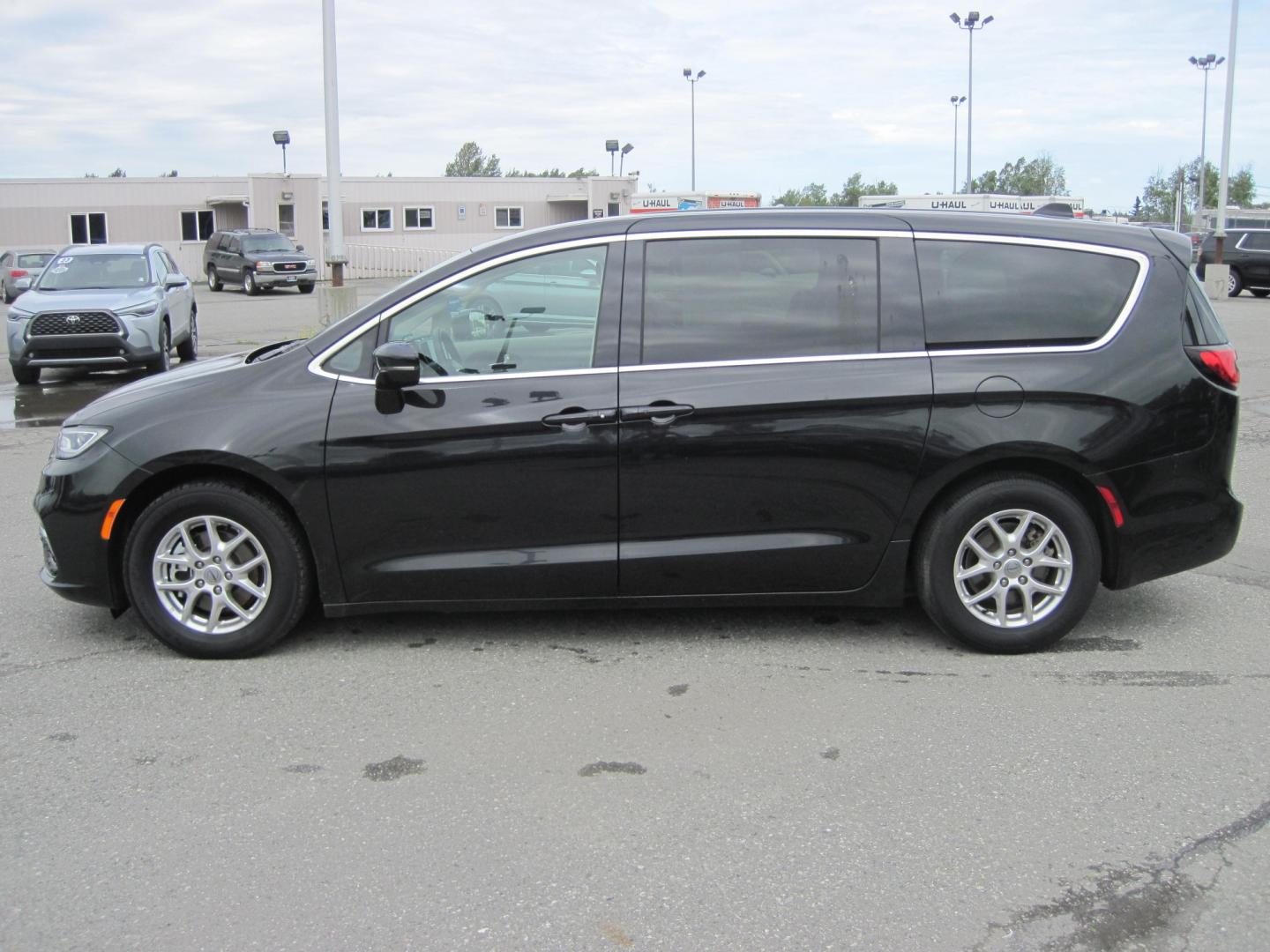 2024 black /black Chrysler Pacifica Touring L (2C4RC1BG2RR) with an 3.6L V6 DOHC 24V engine, AUTOMATIC transmission, located at 9530 Old Seward Highway, Anchorage, AK, 99515, (907) 349-3343, 61.134140, -149.865570- Photo#8