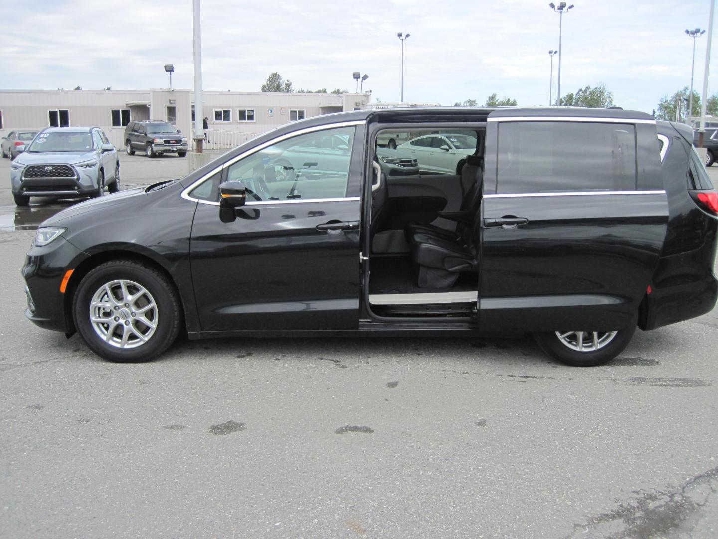 2024 black /black Chrysler Pacifica Touring L (2C4RC1BG2RR) with an 3.6L V6 DOHC 24V engine, AUTOMATIC transmission, located at 9530 Old Seward Highway, Anchorage, AK, 99515, (907) 349-3343, 61.134140, -149.865570- Photo#9