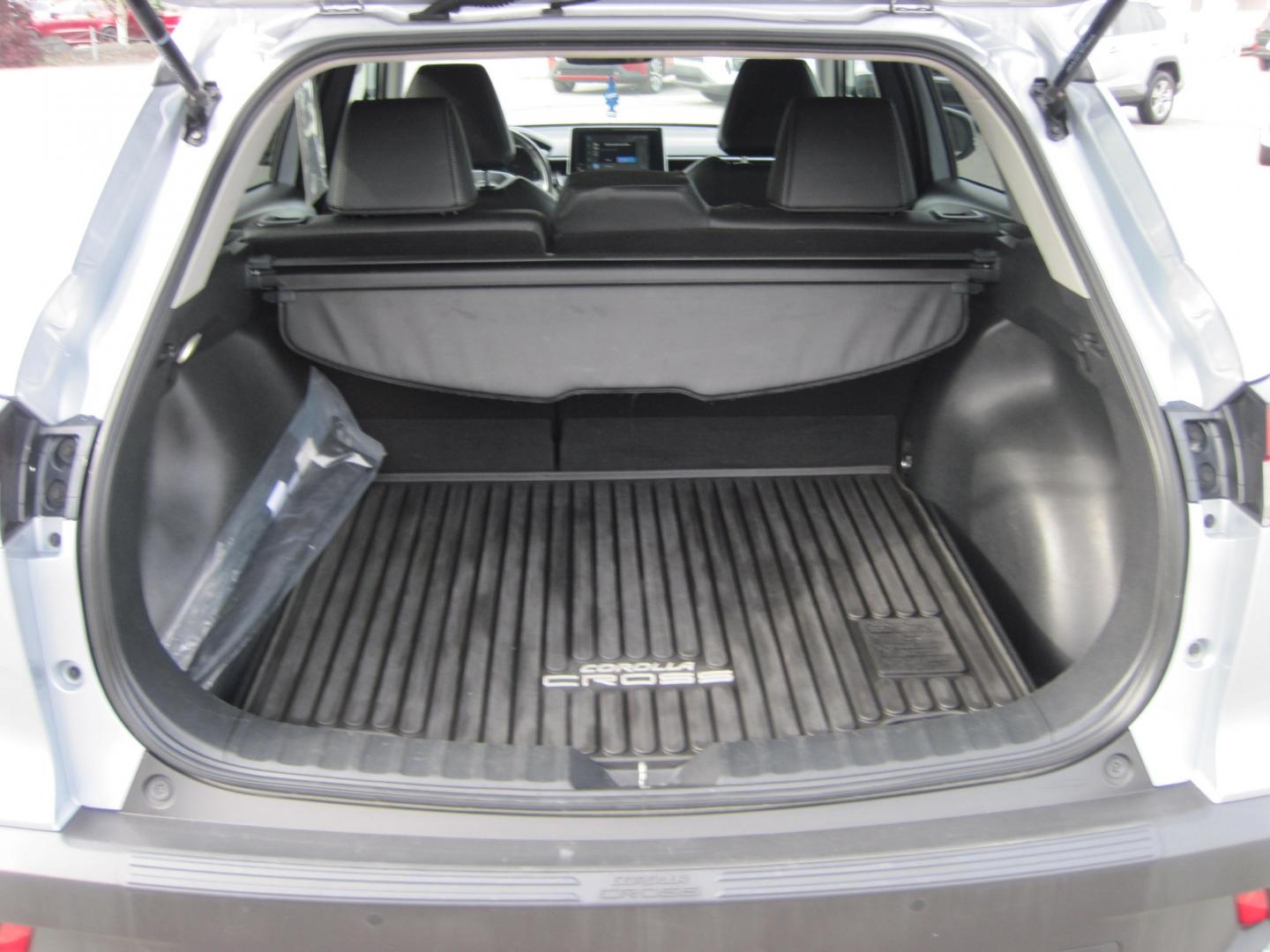 2023 silver /black Toyota Corolla Cross XLE AWD (7MUEAABG7PV) with an 2.0L L4 DOHC 16V engine, CVT transmission, located at 9530 Old Seward Highway, Anchorage, AK, 99515, (907) 349-3343, 61.134140, -149.865570- Photo#6