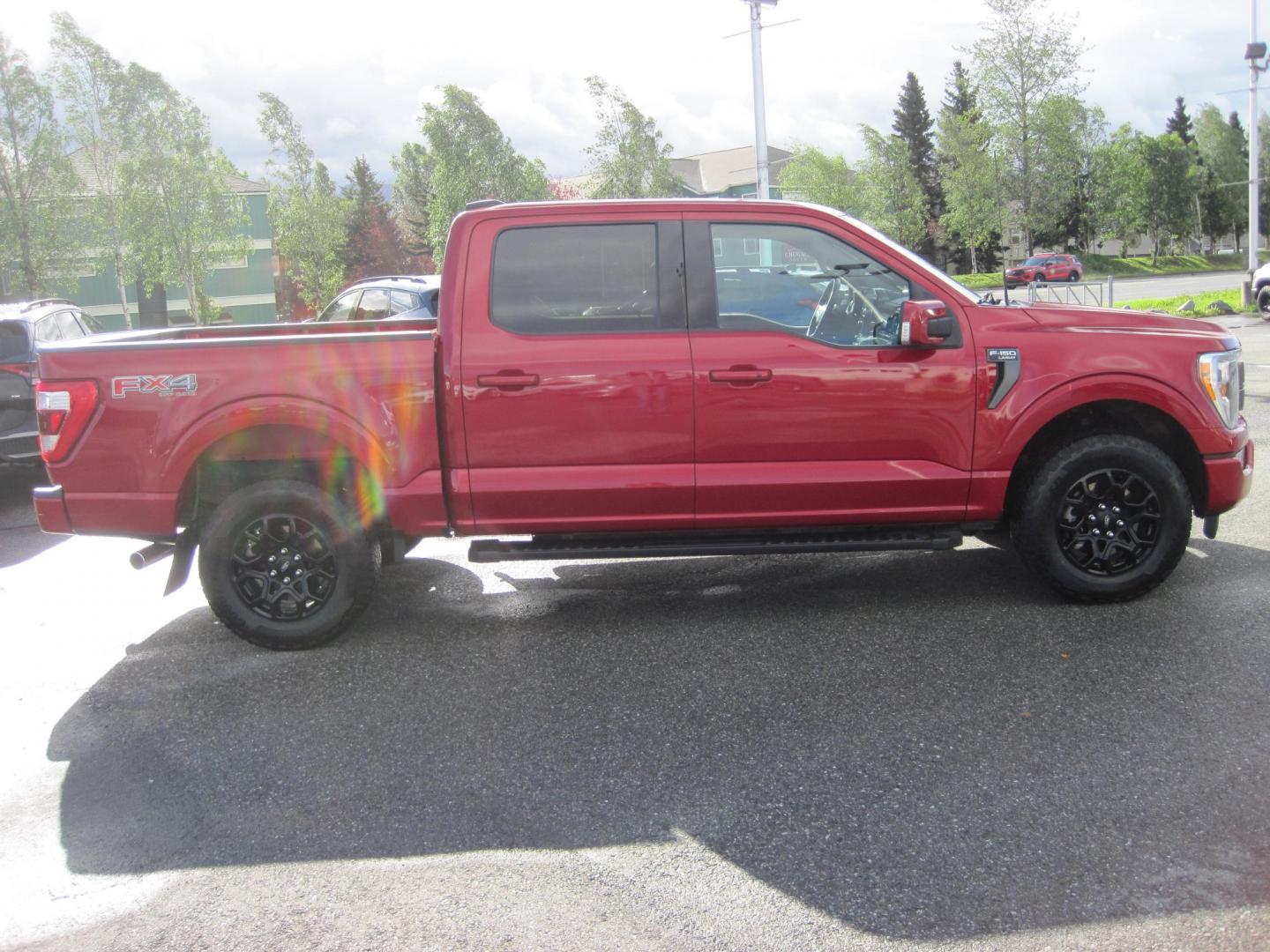 2022 RED /black Ford F-150 Lariat SuperCrew 4WD (1FTFW1E82NK) with an 3.5L V6 DOHC 24V engine, 6A transmission, located at 9530 Old Seward Highway, Anchorage, AK, 99515, (907) 349-3343, 61.134140, -149.865570 - LOW MILES ON THIS 2022 FORD F150 LARIAT WITH FX OFF ROAD PACKAGE, COME TAKE A TEST DRIVE- Photo#4