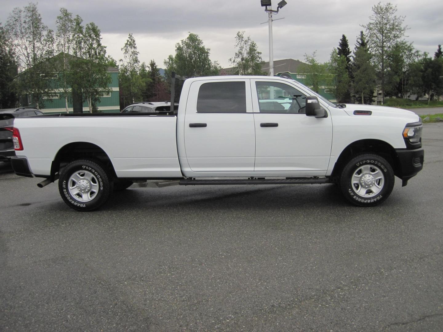 2024 white /gray RAM 2500 Tradesman Crew Cab 4WD (3C6UR5HJ2RG) with an 6.4L V8 engine, AUTOMATIC transmission, located at 9530 Old Seward Highway, Anchorage, AK, 99515, (907) 349-3343, 61.134140, -149.865570 - LOW MILES ON THIS 2024 RAM 2500 TRADESMAN- Photo#4