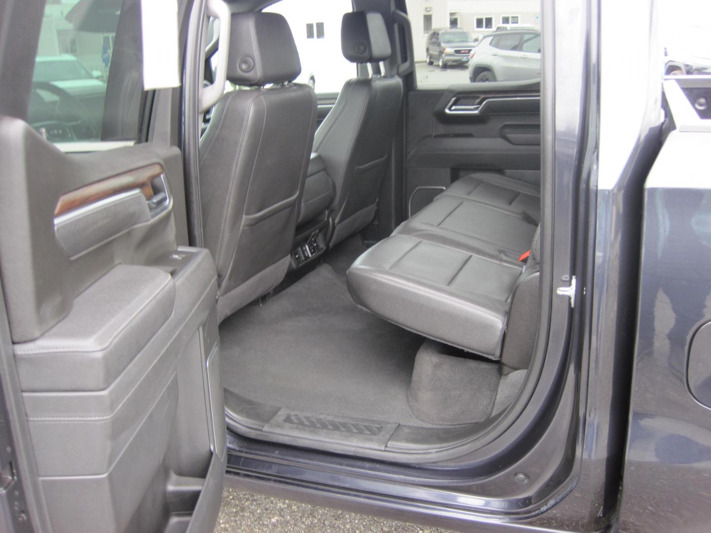 2025 gray /black GMC Sierra 1500 SLT Crew Cab 4WD (1GTUUDED8SZ) with an 5.3L V8 OHV 16V engine, AUTOMATIC transmission, located at 9530 Old Seward Highway, Anchorage, AK, 99515, (907) 349-3343, 61.134140, -149.865570 - Nice 2025 GMC Sierra 1500 crew cab come take a test drive- Photo#8
