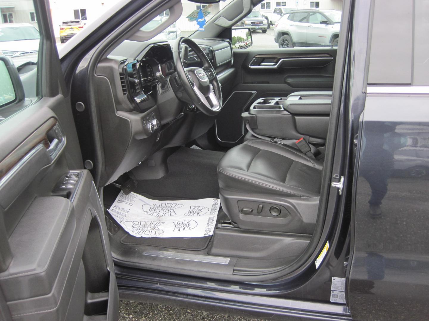 2025 gray /black GMC Sierra 1500 SLT Crew Cab 4WD (1GTUUDED8SZ) with an 5.3L V8 OHV 16V engine, AUTOMATIC transmission, located at 9530 Old Seward Highway, Anchorage, AK, 99515, (907) 349-3343, 61.134140, -149.865570 - Nice 2025 GMC Sierra 1500 crew cab come take a test drive- Photo#11