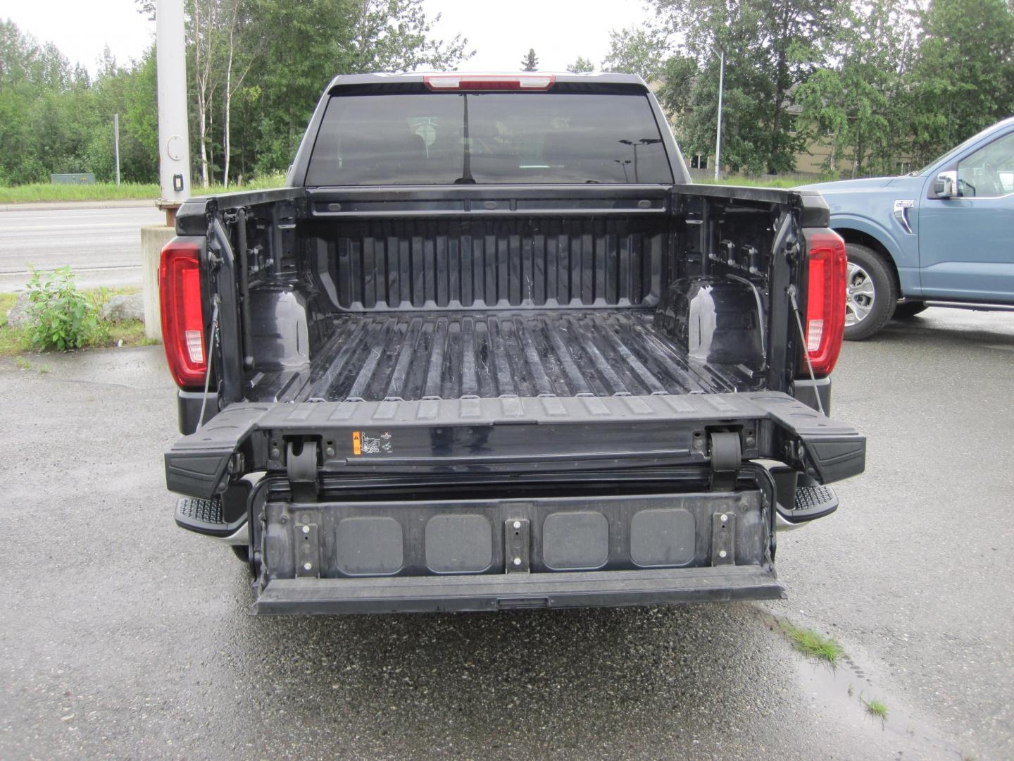 2025 gray /black GMC Sierra 1500 SLT Crew Cab 4WD (1GTUUDED8SZ) with an 5.3L V8 OHV 16V engine, AUTOMATIC transmission, located at 9530 Old Seward Highway, Anchorage, AK, 99515, (907) 349-3343, 61.134140, -149.865570 - Nice 2025 GMC Sierra 1500 crew cab come take a test drive- Photo#20
