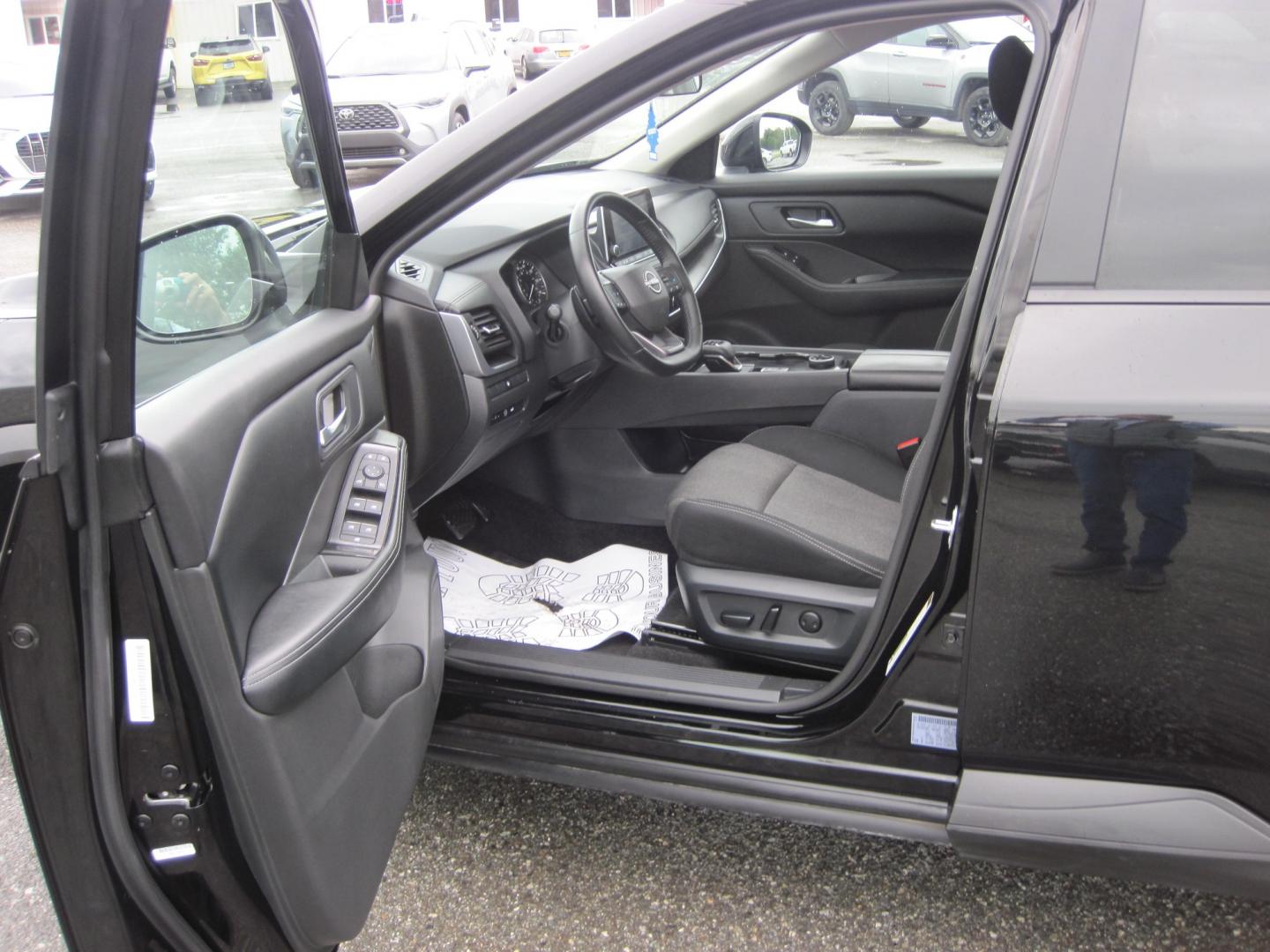 2025 black /black Nissan Rogue SV AWD (5N1BT3BB6SC) with an 2.5L L4 DOHC 16V engine, CVT transmission, located at 9530 Old Seward Highway, Anchorage, AK, 99515, (907) 349-3343, 61.134140, -149.865570- Photo#12