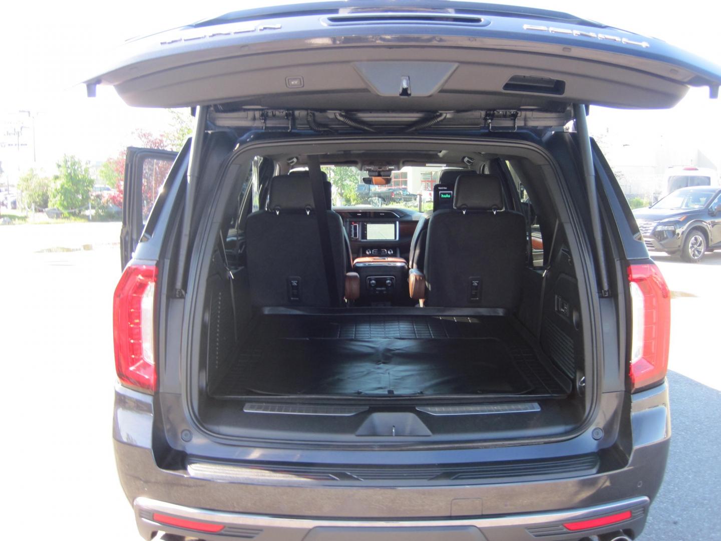 2024 black /brown GMC Yukon Denali Ultimate 4WD (1GKS2EKLXRR) with an 6.2L V8 OHV 16V engine, 10A transmission, located at 9530 Old Seward Highway, Anchorage, AK, 99515, (907) 349-3343, 61.134140, -149.865570 - Nice 2024 GMC Yukon Denali Ultimate Package come take a test drive.- Photo#6