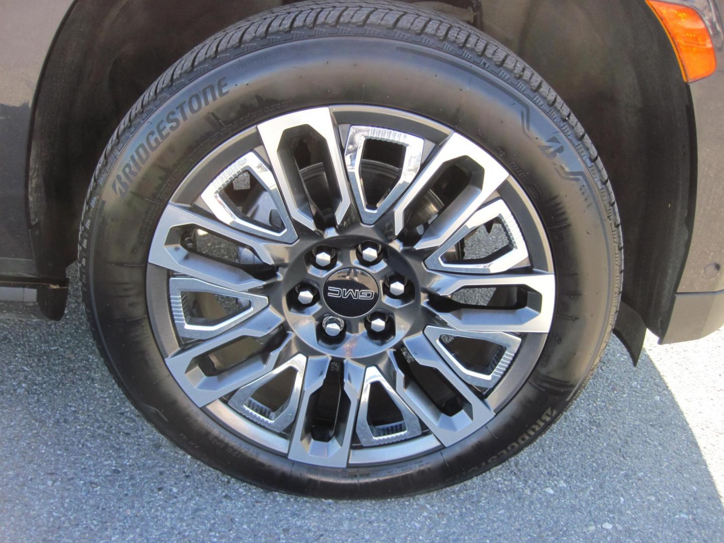2024 black /brown GMC Yukon Denali Ultimate 4WD (1GKS2EKLXRR) with an 6.2L V8 OHV 16V engine, 10A transmission, located at 9530 Old Seward Highway, Anchorage, AK, 99515, (907) 349-3343, 61.134140, -149.865570 - Nice 2024 GMC Yukon Denali Ultimate Package come take a test drive.- Photo#8