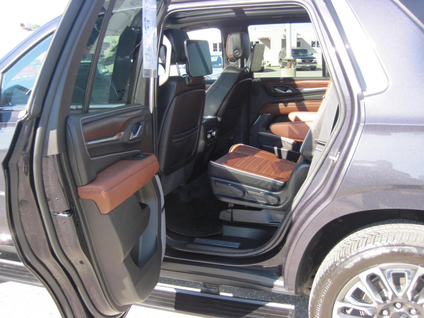 2024 black /brown GMC Yukon Denali Ultimate 4WD (1GKS2EKLXRR) with an 6.2L V8 OHV 16V engine, 10A transmission, located at 9530 Old Seward Highway, Anchorage, AK, 99515, (907) 349-3343, 61.134140, -149.865570 - Nice 2024 GMC Yukon Denali Ultimate Package come take a test drive.- Photo#9