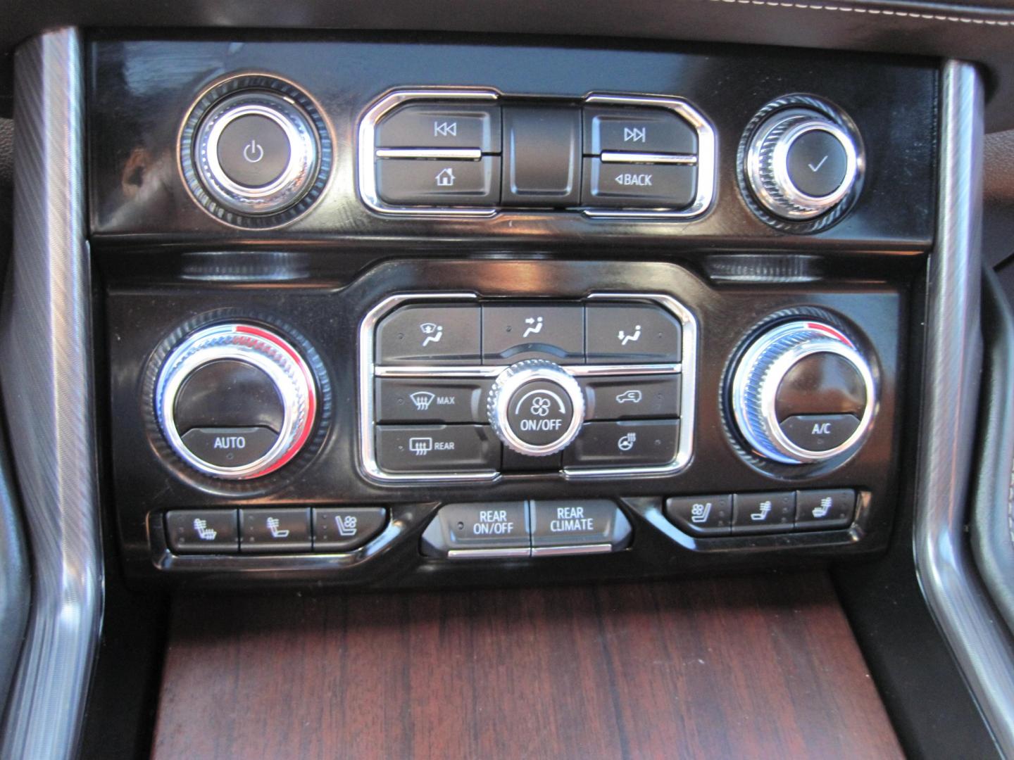 2024 black /brown GMC Yukon Denali Ultimate 4WD (1GKS2EKLXRR) with an 6.2L V8 OHV 16V engine, 10A transmission, located at 9530 Old Seward Highway, Anchorage, AK, 99515, (907) 349-3343, 61.134140, -149.865570 - Nice 2024 GMC Yukon Denali Ultimate Package come take a test drive.- Photo#20