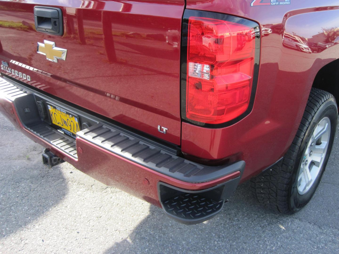 2018 RED /gray Chevrolet Silverado 1500 LT Crew Cab 4WD (3GCUKREC4JG) with an 5.3L V8 OHV 16V engine, 6A transmission, located at 9530 Old Seward Highway, Anchorage, AK, 99515, (907) 349-3343, 61.134140, -149.865570 - Low Miles on this 2018 Chevrolet Silverado Z71 Lt come take a test drive- Photo#4