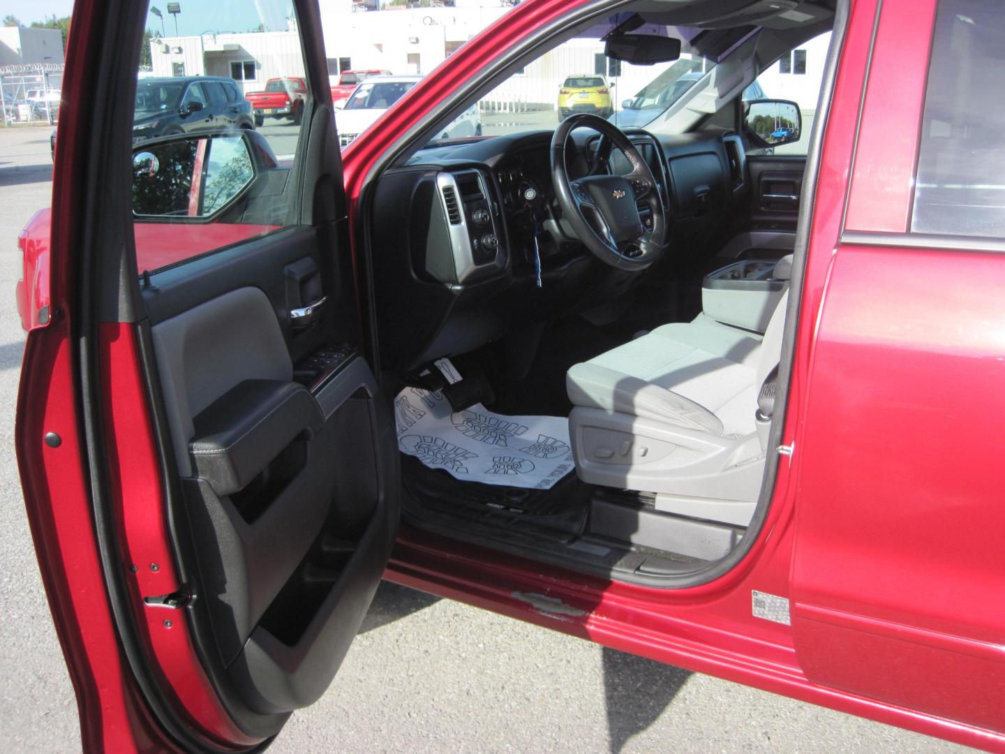 2018 RED /gray Chevrolet Silverado 1500 LT Crew Cab 4WD (3GCUKREC4JG) with an 5.3L V8 OHV 16V engine, 6A transmission, located at 9530 Old Seward Highway, Anchorage, AK, 99515, (907) 349-3343, 61.134140, -149.865570 - Low Miles on this 2018 Chevrolet Silverado Z71 Lt come take a test drive- Photo#10