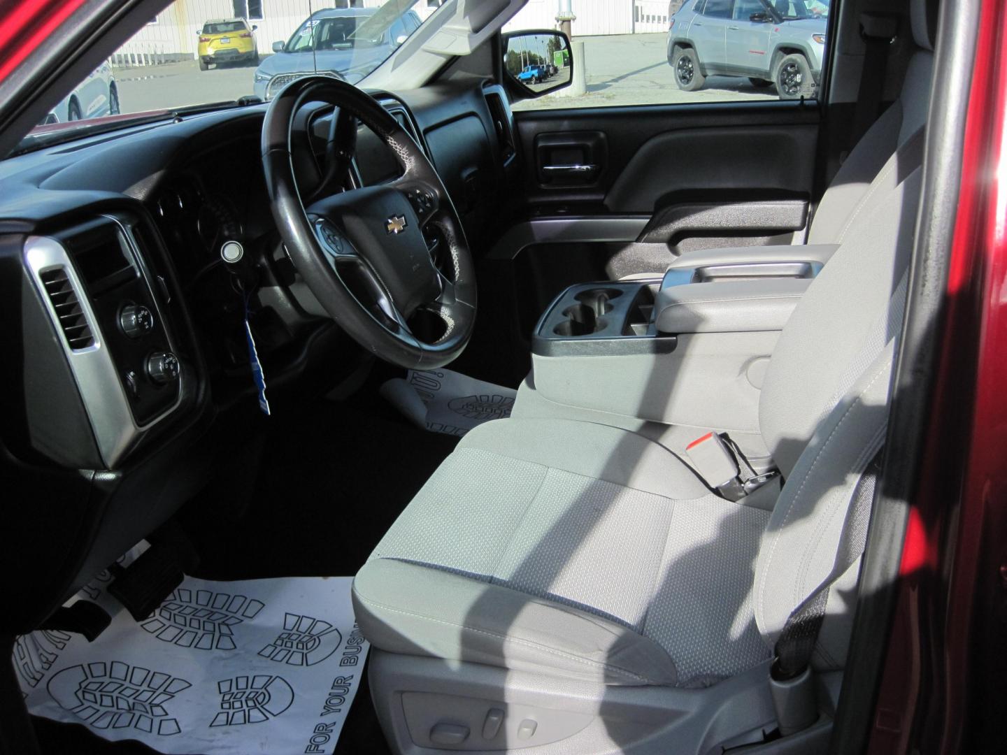 2018 RED /gray Chevrolet Silverado 1500 LT Crew Cab 4WD (3GCUKREC4JG) with an 5.3L V8 OHV 16V engine, 6A transmission, located at 9530 Old Seward Highway, Anchorage, AK, 99515, (907) 349-3343, 61.134140, -149.865570 - Low Miles on this 2018 Chevrolet Silverado Z71 Lt come take a test drive- Photo#11