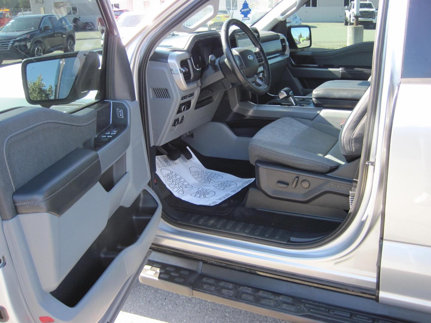 2023 silver /gray Ford F-150 Lightning Pro (1FTVW1EVXPW) with an ELECTRIC engine, AUTOMATIC transmission, located at 9530 Old Seward Highway, Anchorage, AK, 99515, (907) 349-3343, 61.134140, -149.865570 - LOW MILES ON THIS 2023 FORD F150 XLT LIGHTING COME TAKE A TEST DRIVE- Photo#23