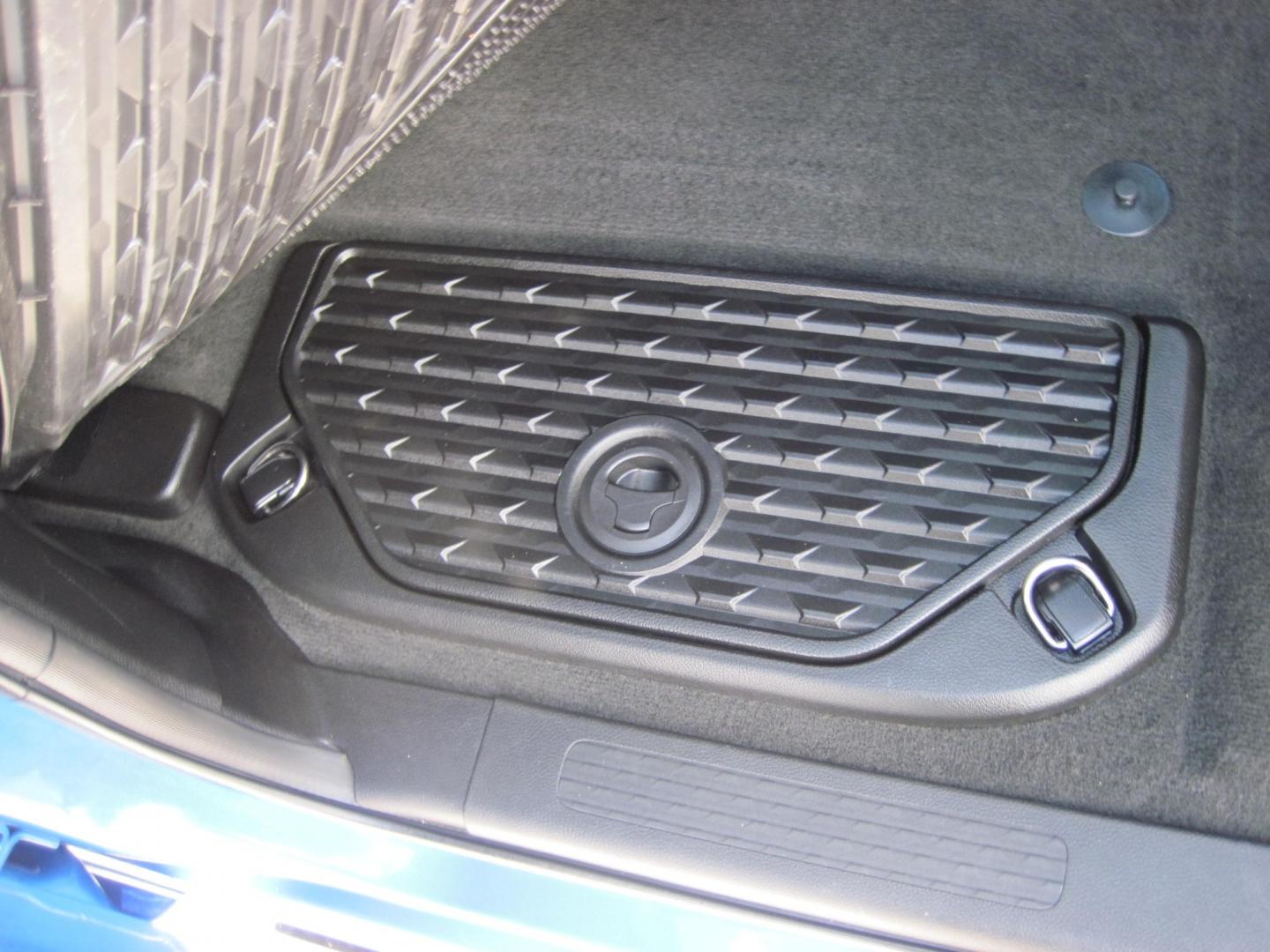 2022 blue /black RAM 1500 Rebel Crew Cab SB 4WD (1C6SRFLT2NN) with an 5.7L V8 OHV 16V engine, 8A transmission, located at 9530 Old Seward Highway, Anchorage, AK, 99515, (907) 349-3343, 61.134140, -149.865570 - LOADED 2022 RAM 1500 REBEL WITH LOTS OF EXTRAS COME TAKE A TEST DRIVE- Photo#9